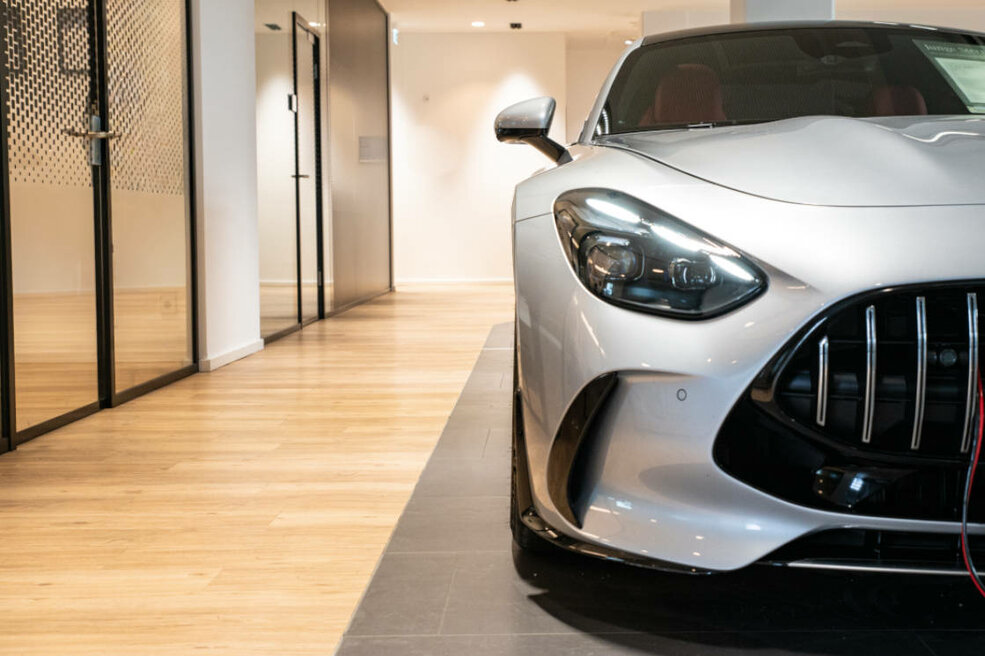 Detailbild eines Autos, dass auf JOKA Designböden im Autohaus steht.