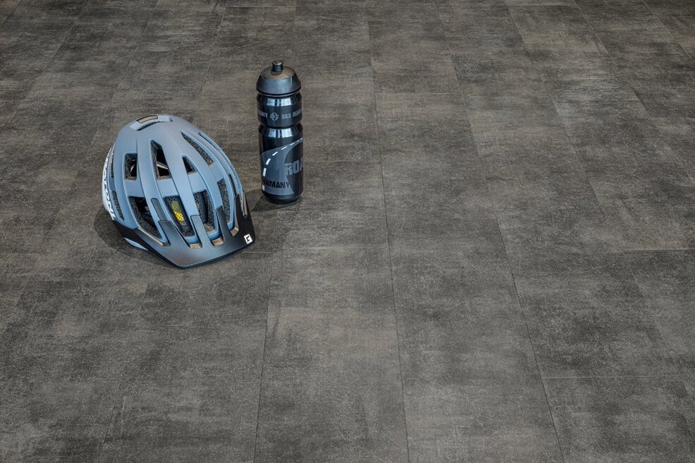 Dunkler JOKA Designboden im Fahrradladen, Detailansicht mit Helm.