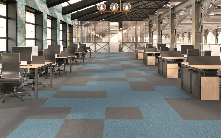 Moderner Büroraum mit Teppichfliesen aus der JOKA Atelier Object Kollektion in Blau und Grau.