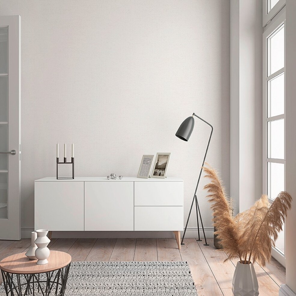 Minimalistisch eingerichtetes Wohnambiente mit JOKA Casa Tapete in sanftem Greige im Lagom-Stil
