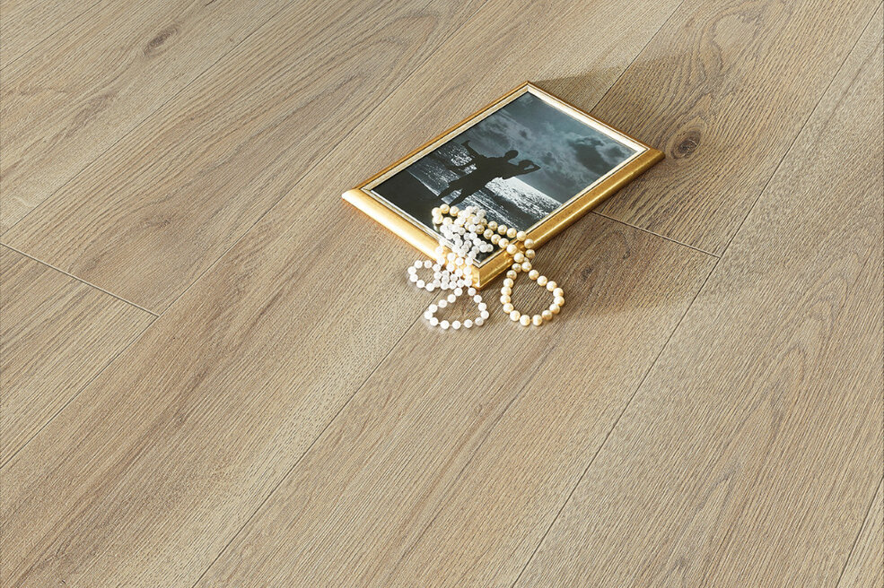 Heller JOKA Parkettboden in einem modernen Raum.