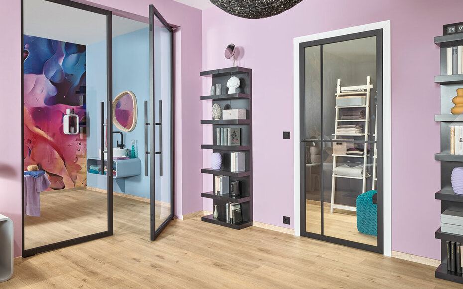  Lofttür mit schwarzem Stahlrahmen und großen Glaselementen, ideal für einen modernen und offenen Wohnstil.