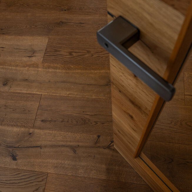 Detailbild einer JOKA Tür mit Blick auf einen JOKA Boden.