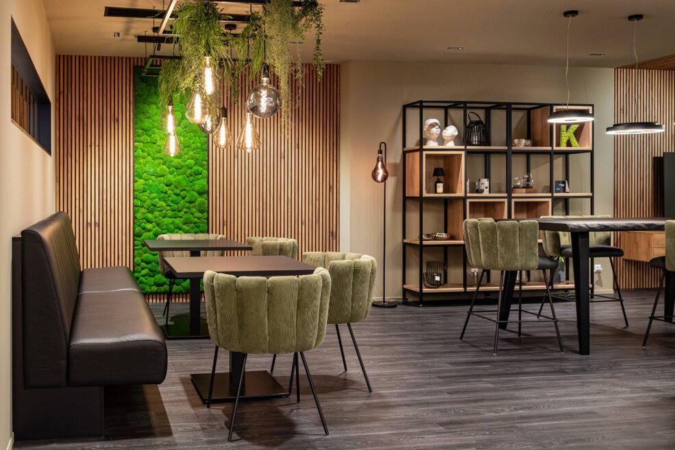 Wohnraum mit Möbelpräsentation auf hellem JOKA Parkett.