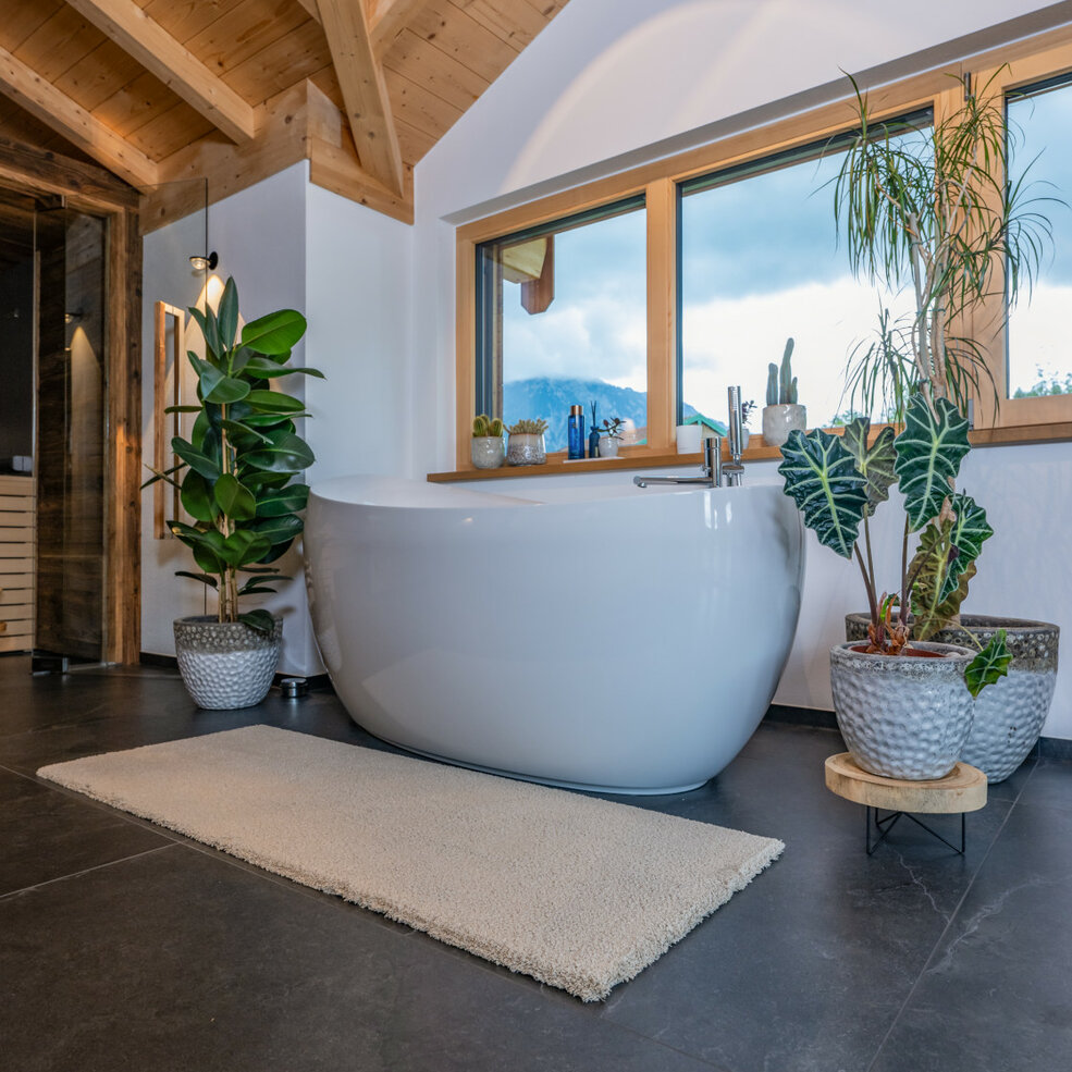 Modernes Badezimmer mit freistehender Badewanne auf JOKA Teppichboden, wohnlich inszeniert.