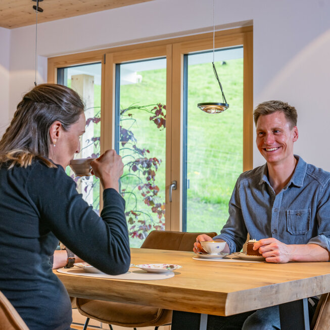 Esszimmer mit großem Holztisch auf edlem JOKA Parkett.