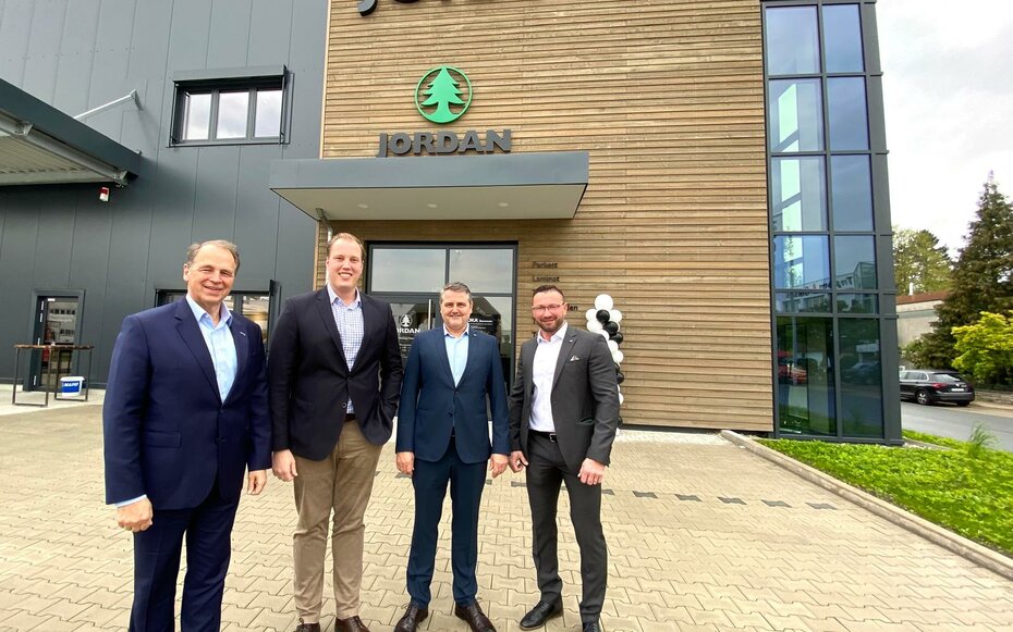 Foto von 4 Personen vor einer Jordan Niederlassung.