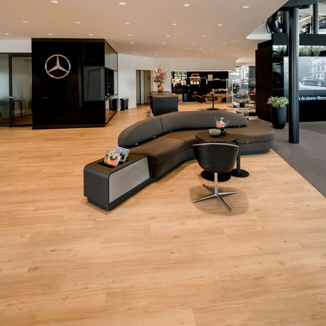 Raumbild eines Mercedes Autohauses ausgestattet mit JOKA Designboden
