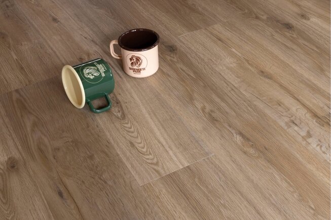 JOKA Holzbodendetail mit Tasse und Dekoelementen.