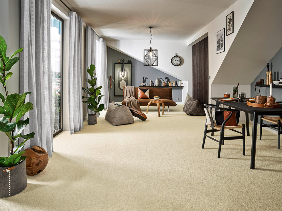 JOKA-Stile-Mid-Century-Raumbild-Wohnung Raumbild eines Wohn- und Essbereichs im Mid Century Stil. Der Boden ist mit dem JOKA Balance Teppichboden ausgelegt.
