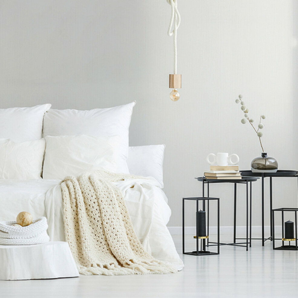 Schlafzimmer mit Pantone Cloud Farbton an den Wänden und einem ruhigen, eleganten Design.