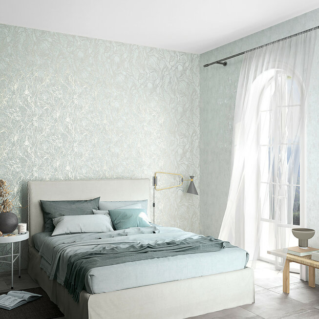 Schlafzimmer mit Pantone Cloud Farbton an den Wänden und einem ruhigen, eleganten Design.