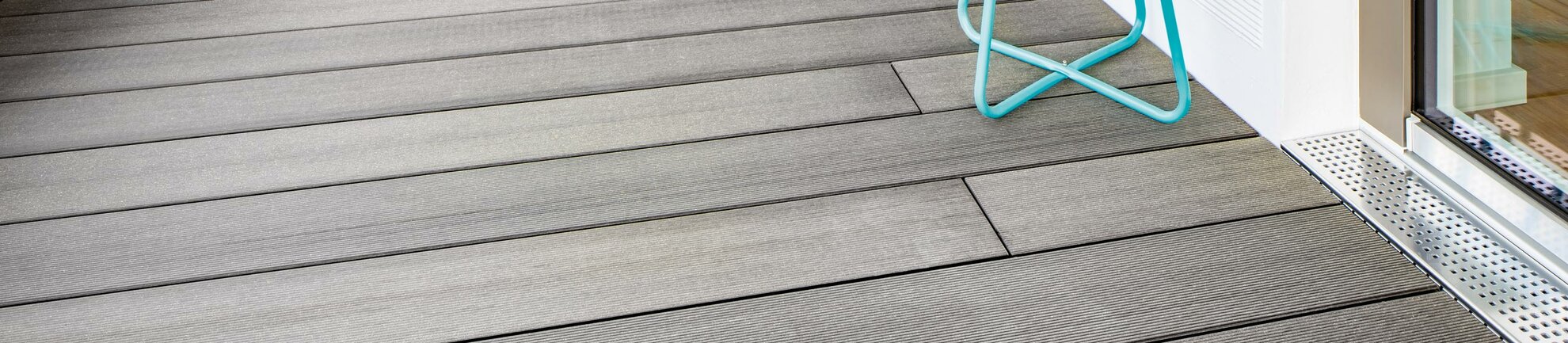 Balkon mit hellgrauen JOKA Herkules Terassendielen.