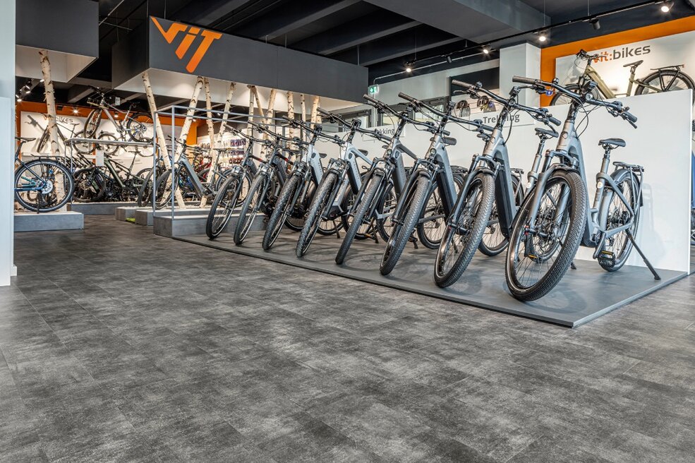 JOKA Designboden im Fahrradgeschäft, perspektivische Ansicht mit Fahrrädern.
