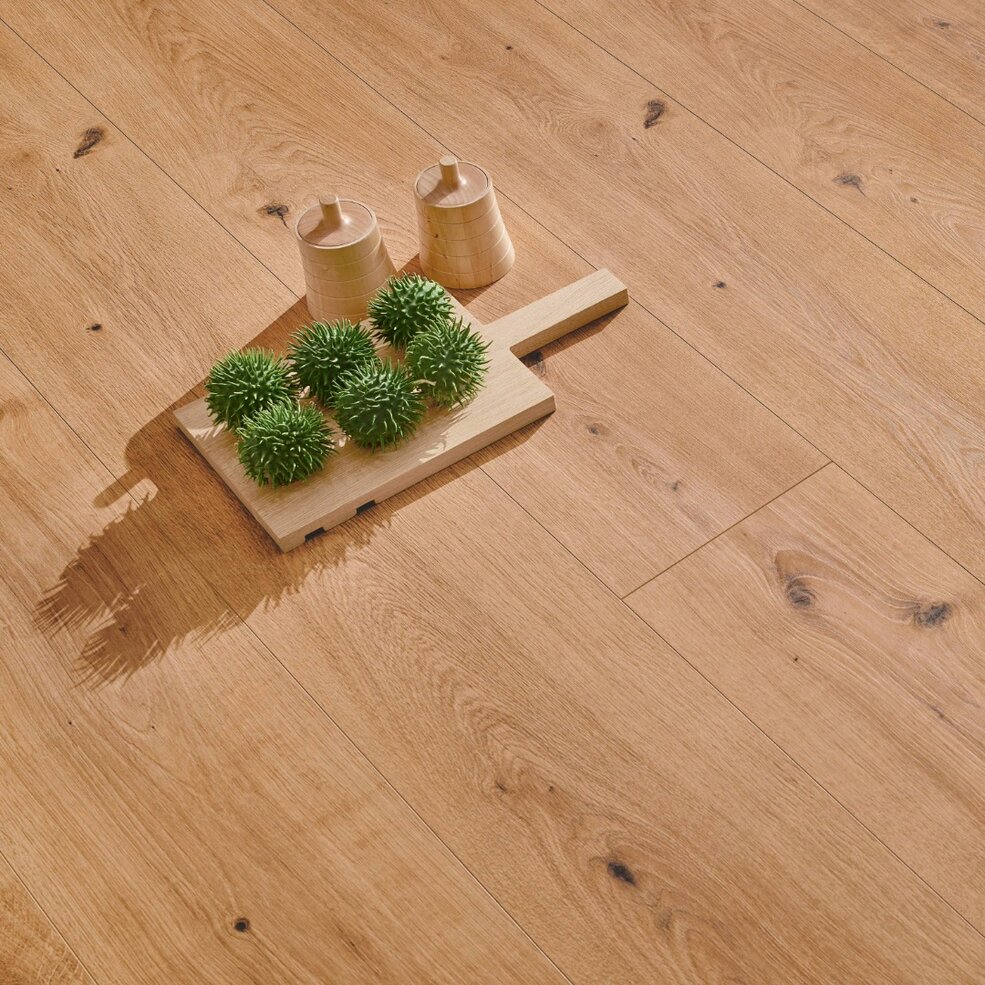 Detailbild des JOKA Laminatbodens Skyline in heller Optik mit Dekoration darauf.