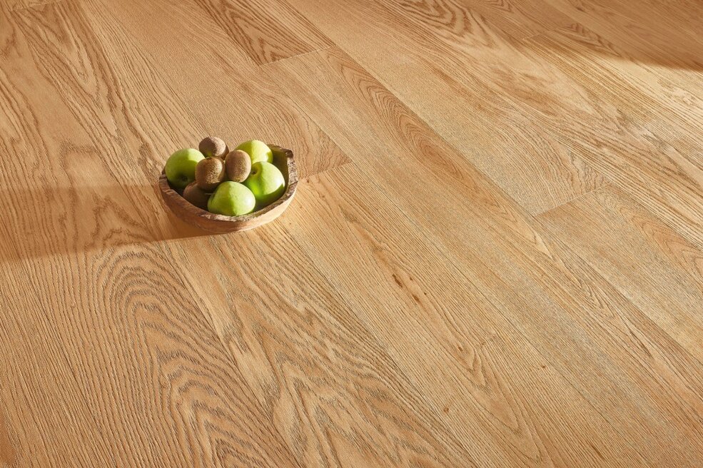 Detailbild des JOKA Naturholzbodens Kjare in einer warmen Optik.