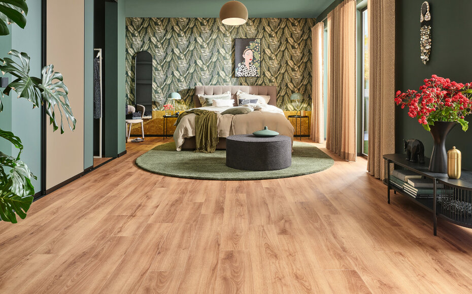 Gemütlicher Schlafbereich verlegt mit dem JOKA Designboden Evolut 555 in natürlicher Holzoptik.