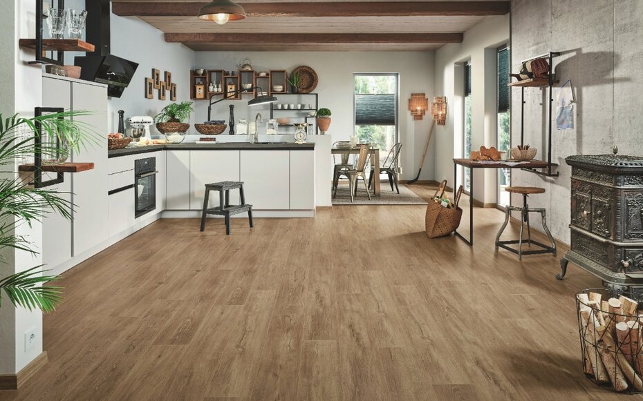 Moderne Küche mit JOKA Laminatboden in dunkler Holzoptik, stilvolle Möbel und elegante Küchenzeile.