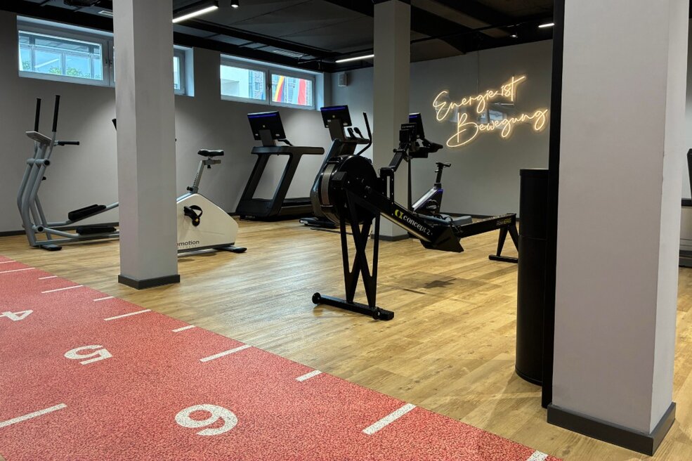Raumbild eines Fitnessstudios mit JOKA Designböden und FOTOBODEN als Blickfang.