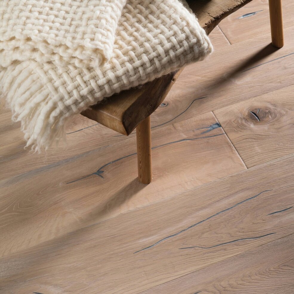 Detailaufnahme eines natürlichen JOKA Parkettbodens mit ruhiger Maserung im Lagom-Stil