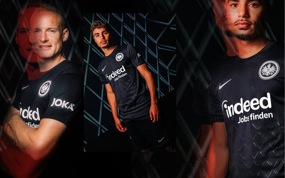 Dunkles Bild von Eintrach Frankfurt Spielern mit Trikot mit JOKA als Ärmelsponsor.