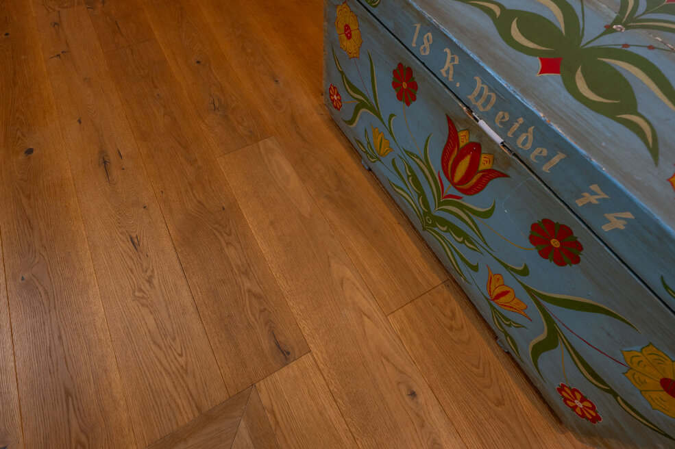 Detailaufnahme eines dunklen JOKA Holzbodens mit sichtbarer Holzstruktur und warmem Farbton.