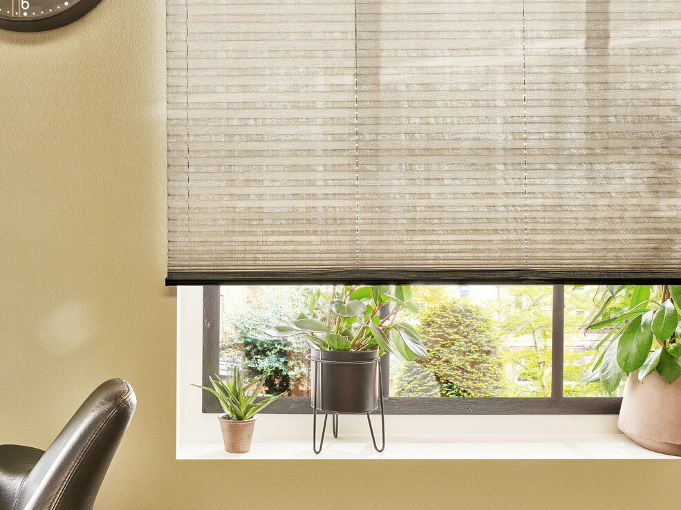 Fenster mit natürlichem Bambusrollo und dezentem Lichteinfall, passend zum Tropical-Stil.