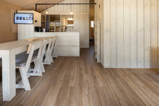 Heller Küchen- und Essbereich in Lodge mit JOKA Boden.