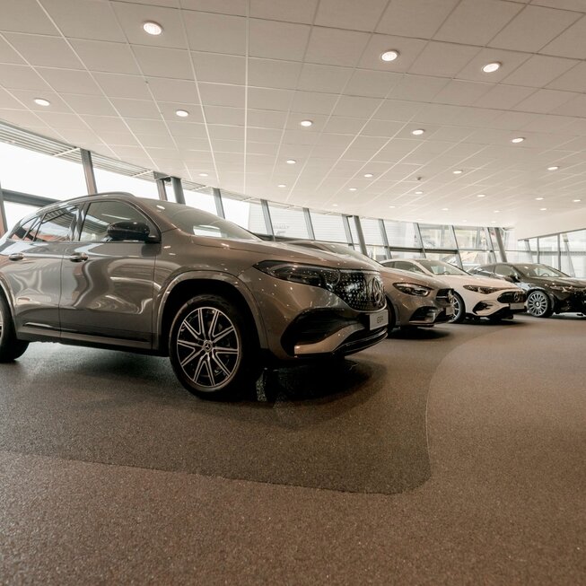 Raumbild eines Mercedes Autohauses ausgestattet mit JOKA Designboden