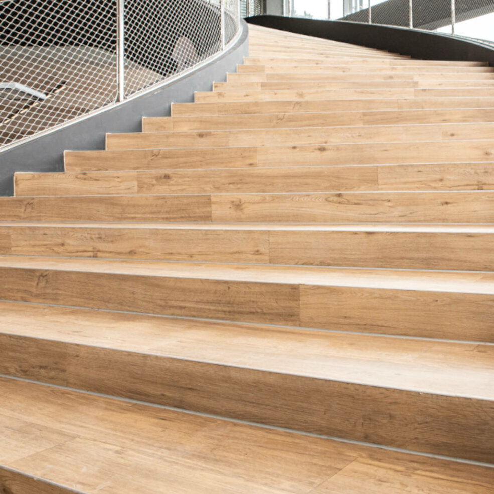 Detailbild von JOKA Desinboden, der auf einer Treppe verlegt wurde.