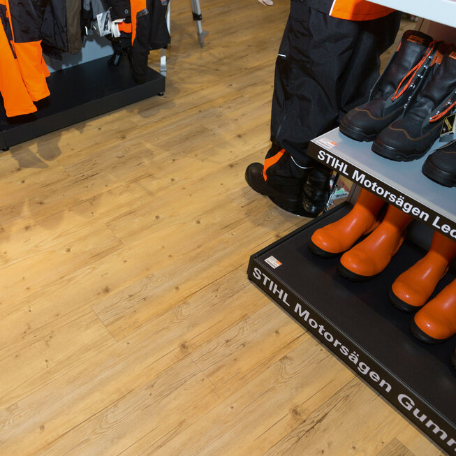 Verkaufsraum mit strapazierfähigem JOKA Holzfußboden, der den Bereich robust und einladend gestaltet.