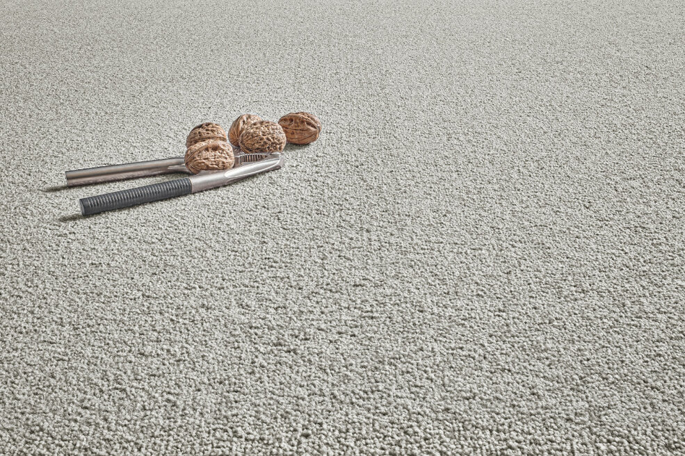Detailaufnahme eines strukturierten Teppichbodens in Hellgrau aus der JOKA Balance Kollektion.