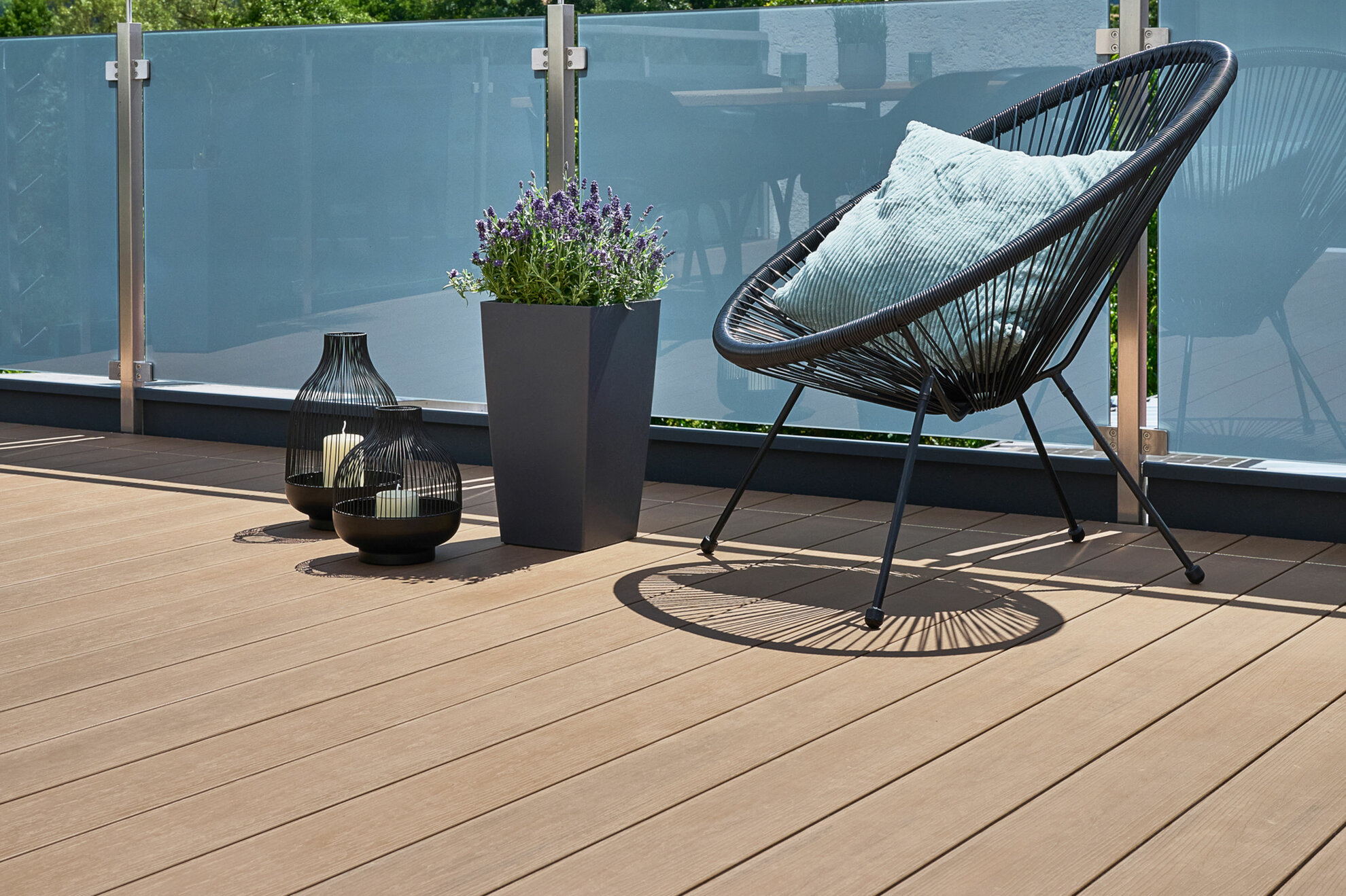 Detailbild einer Terrasse mit Fokus aus den Terrassendielen von NaturinFormn