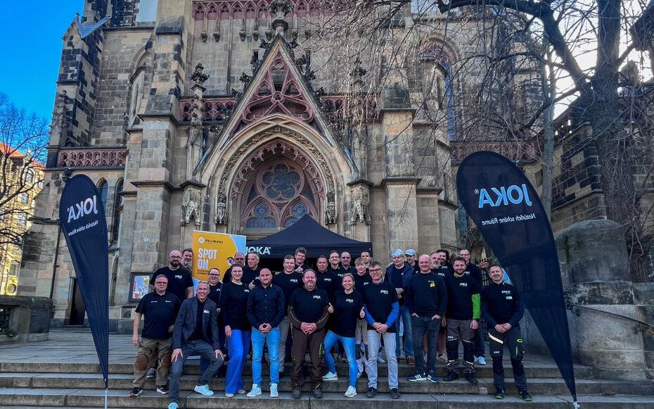 Jordan Mitarbeiter vor der Thomaskirche in Leipzig im Rahmen der JOKA Mission
