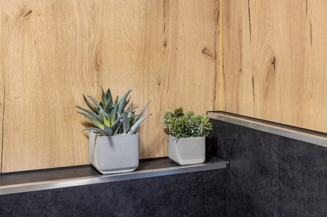 Detailaufnahme eines JOKA Bodens in einer modernen Küchenausstellung.