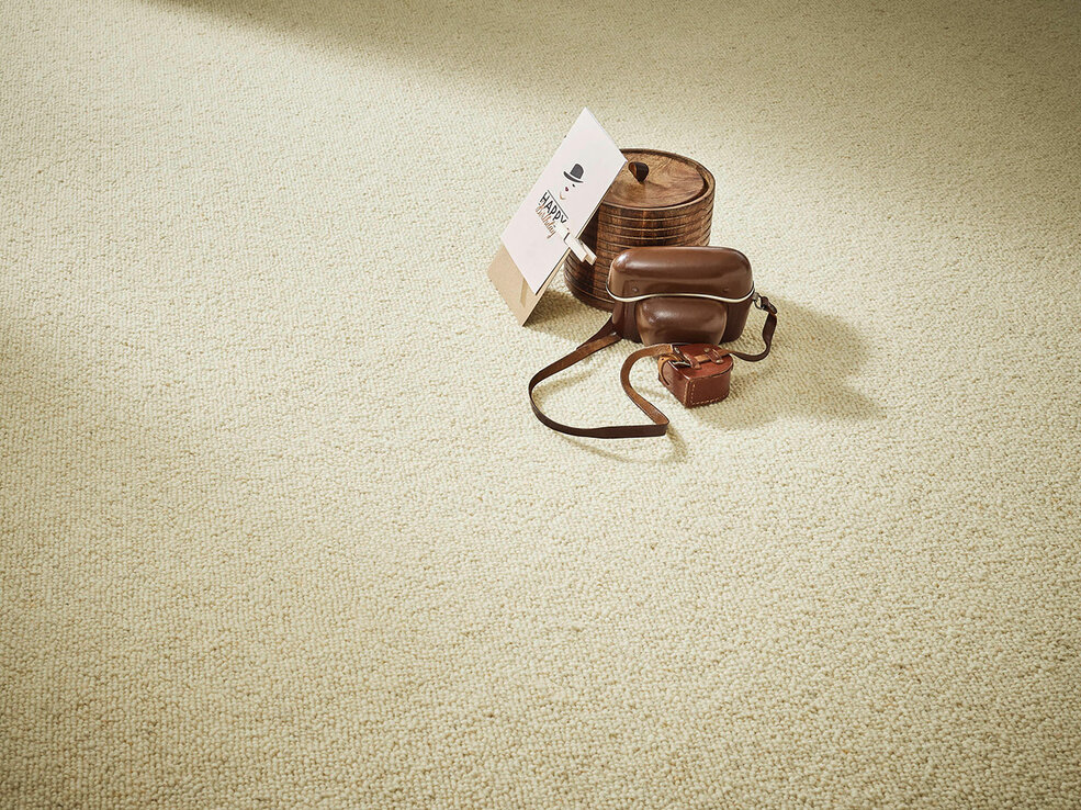 JOKA-Stile-Mid-Century-Closeup-Teppichboden-Balance Nahaufnahme des JOKA Balance Teppichboden in beige - eignet sich perfekt zur warmen Raumgestaltung im Mid Century Stil.