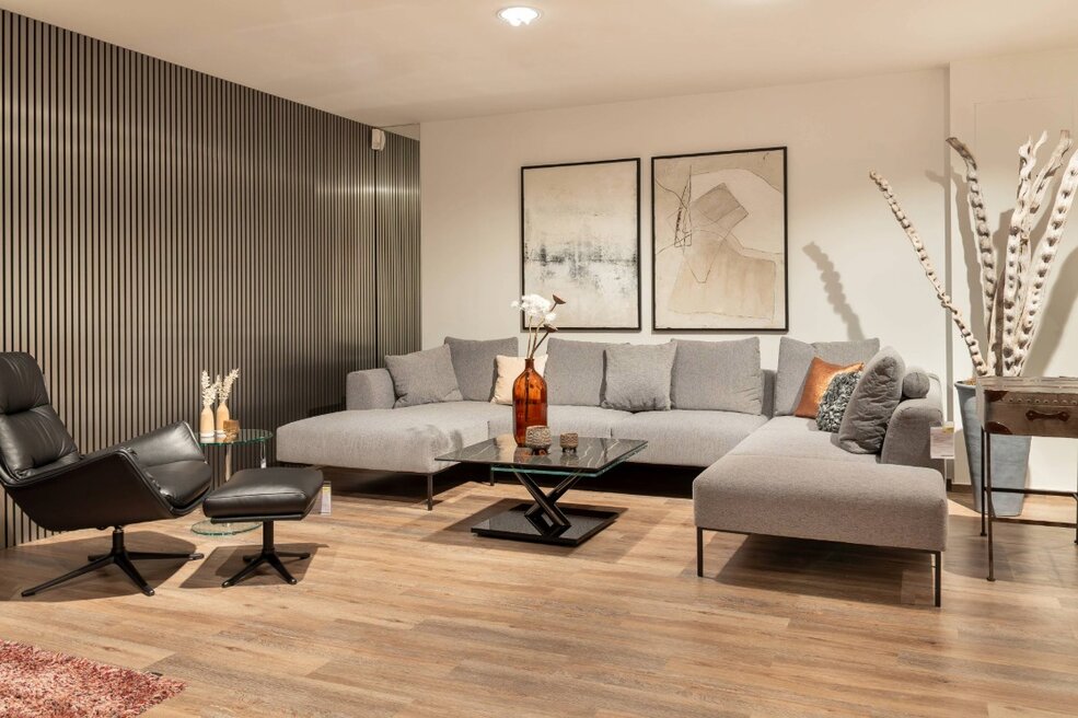 Wohnraum mit Möbelpräsentation auf hellem JOKA Parkett.