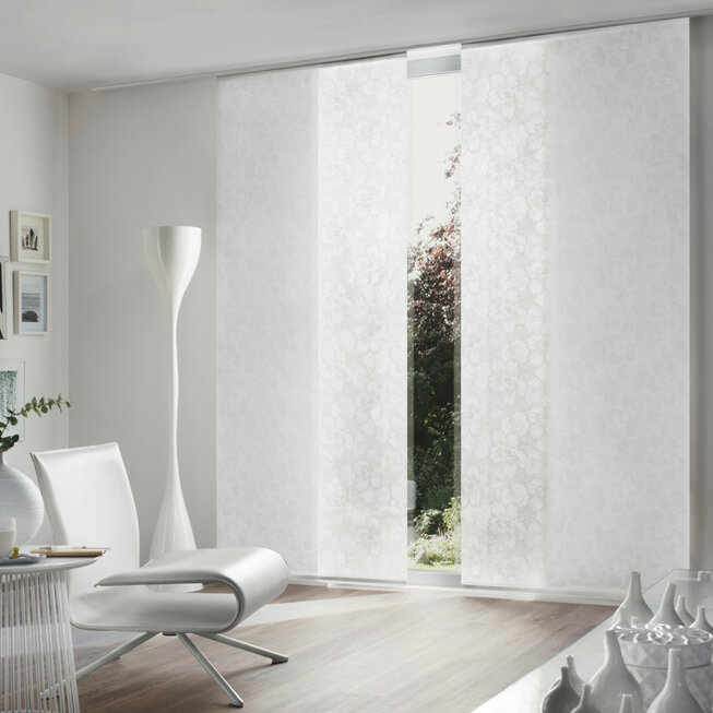 Weiße Vorhänge in Pantone Cloud Farbton, durch die sanftes Tageslicht strömt.