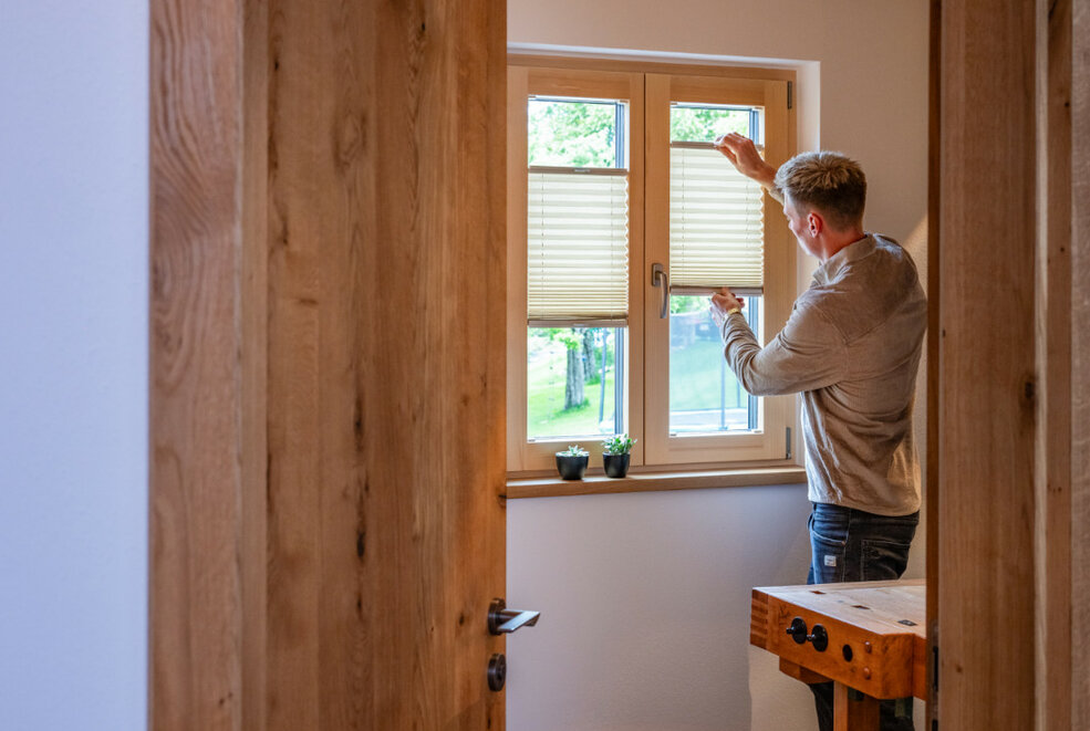 Fensterbereich mit Plissee-Sonnenschutz und wohnlichem JOKA Boden.
