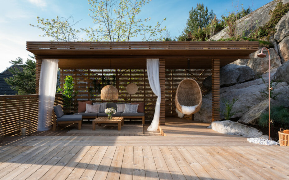 Außenbild einer Terrasse, mit Fokus auf den Jordan Terrassendielen aus Thermokiefer