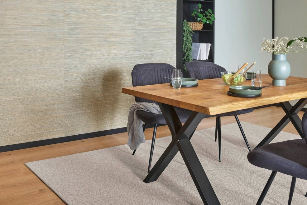 Bild eines JOKA Tisches, mit einer natürlichen Holzplatte und passenden, modernen Stühlen im Stil der Wohnidee Wohngenuss.