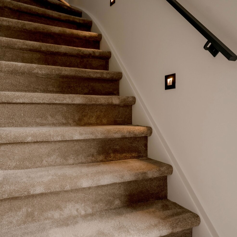 Detailbild einer Treppe, welche mit JOKA Teppichboden verkleidet ist.