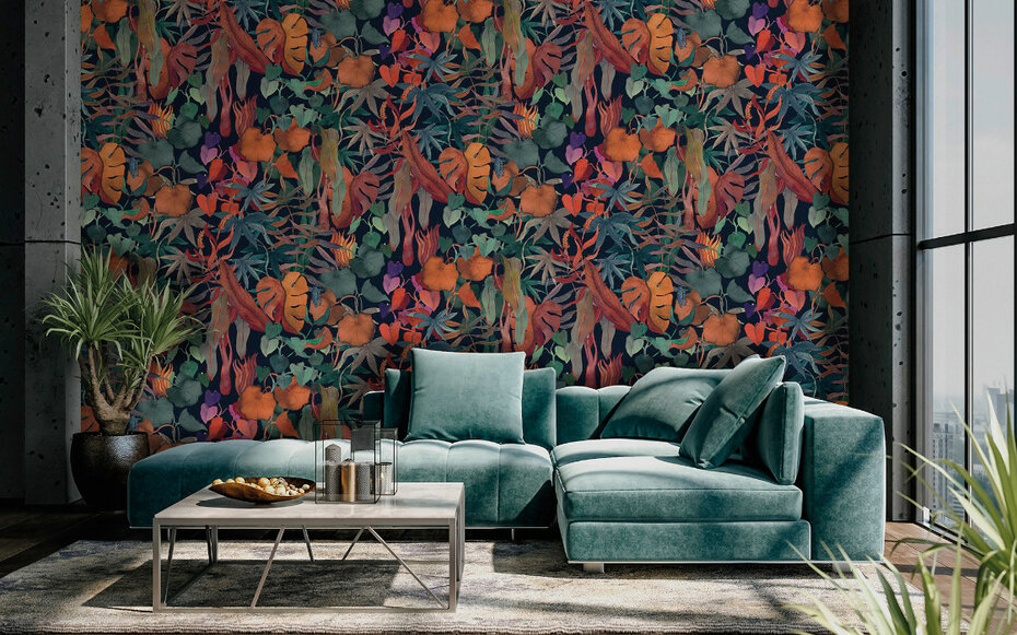Farbintensive Wandgestaltung mit exotischer Blumentapete und samtgrünem Sofa.