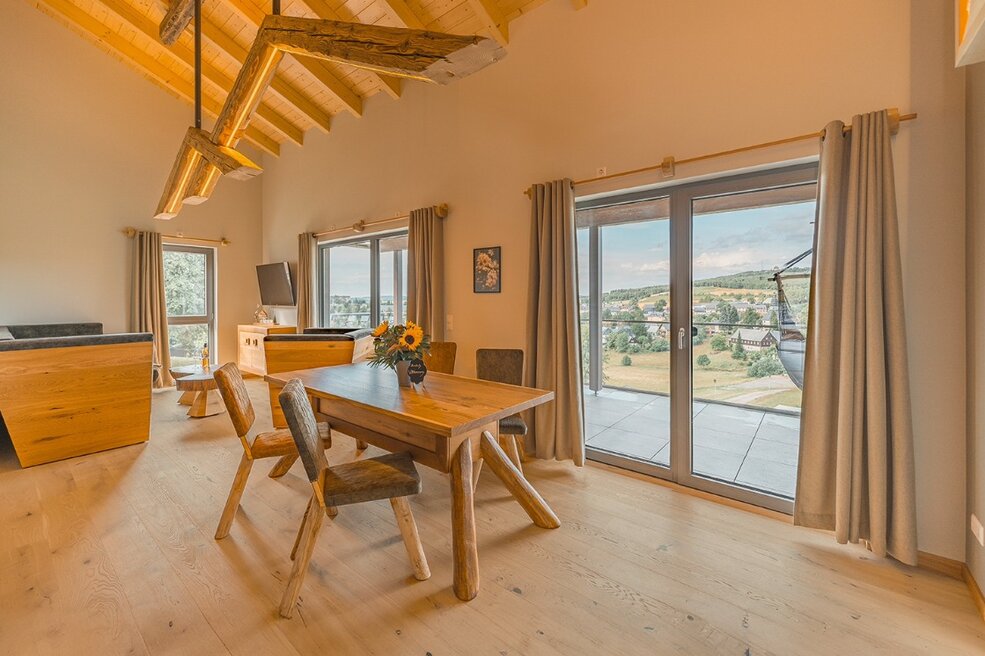 Lichtdurchfluteter Essbereich im Ferienhaus mit JOKA Holzfußboden.