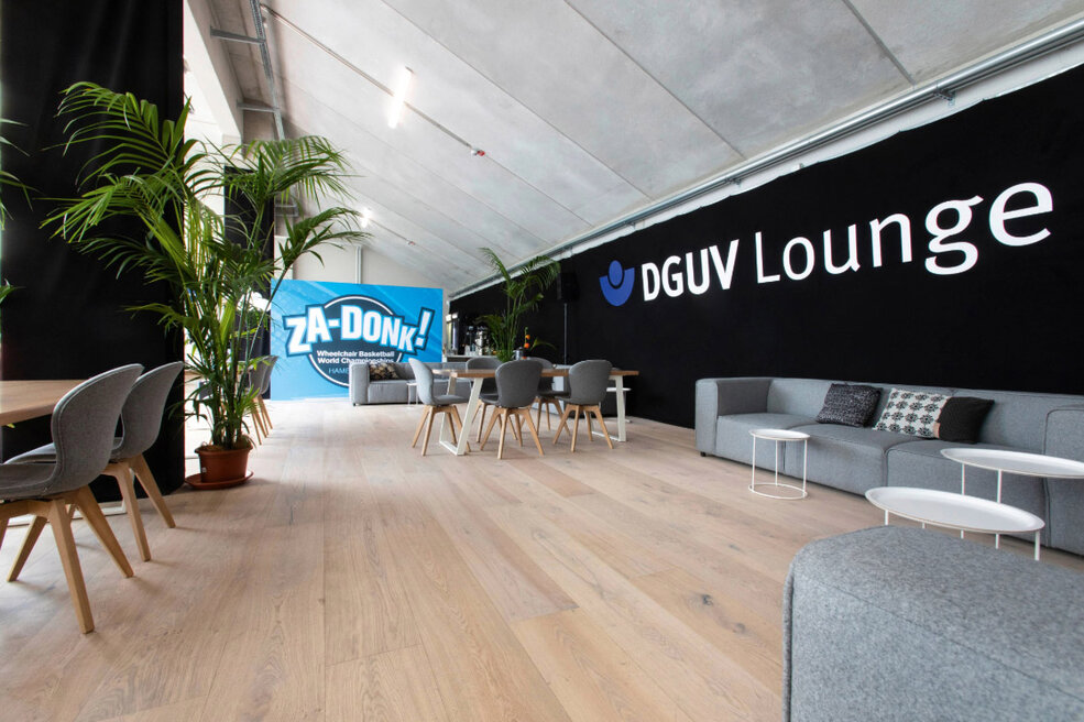 JOKA-Referenzen-Naturholzboden-Ativo-Multifunktionshalle Raumbild einer Lounge in einer Multifunktionshalle. Dort ist der ökologische JOKA Naturholzboden Ativo verlegt.