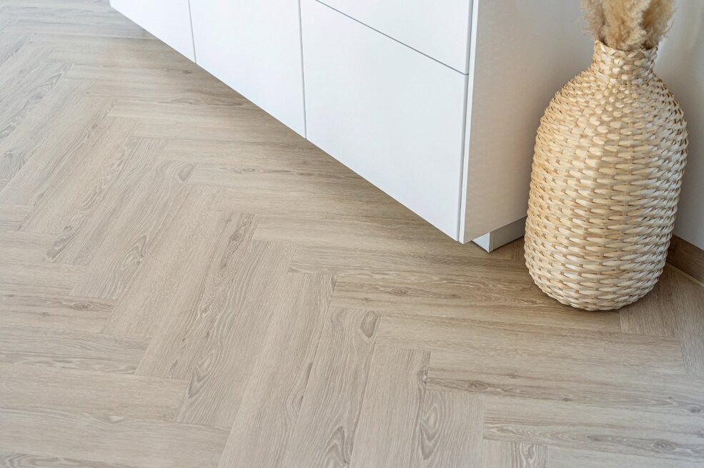 Heller JOKA Boden im Schönheitssalon, Nahaufnahme des Holzdekors.