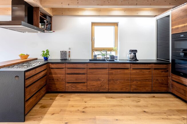 Moderne Küche in Ausstellung mit dunklem JOKA Boden.