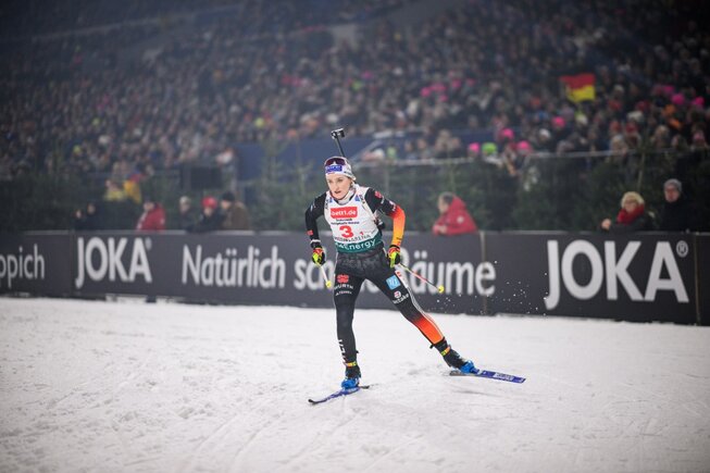 JOKA Sportiv Biathletin im Stadion. Im Hintergrund ist eine JOKA Bande zu sehen