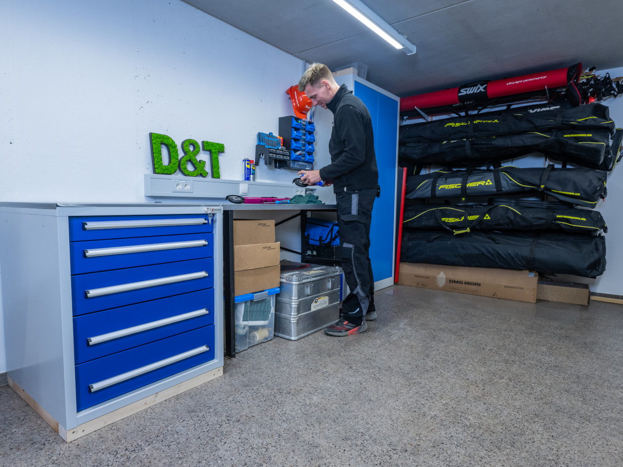 Werkbank in der Garage auf robustem JOKA Bodenbelag.