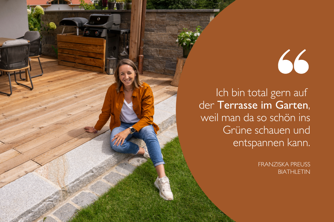  Franziska Preuß sitzt entspannt auf einer Holzterrasse mit Blick ins Grüne. Ihr Zitat über das angenehme Wohngefühl von JOKA ist in einem braunen Kreis hervorgehoben.